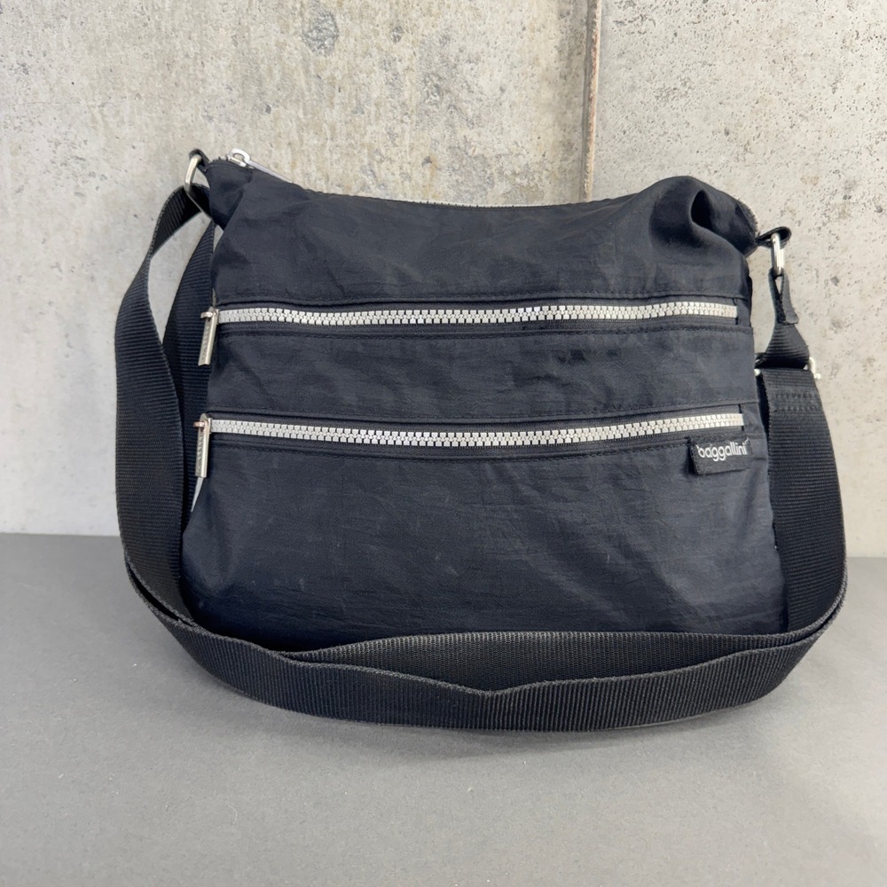 Baggallini Black Nylon Crossbody Bag Silver Zipper Multi Pocket Travel Messenger